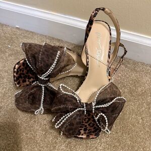 NWOB Betsey Johnson Size 6 Leopard Print Bow Slingback Sandals